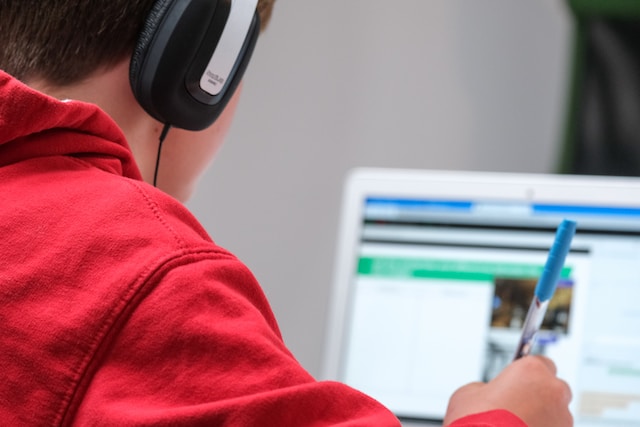 What are the Pros and Cons of Online Music Lessons?